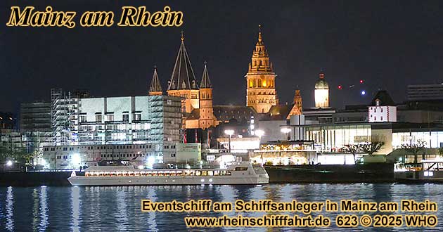 Eventschiff vor abendlicher Kulisse am Schiffsanleger in Mainz am Rhein
